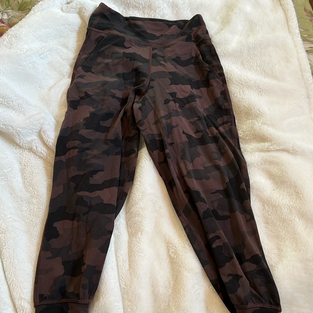 Like new - Lululemon camouflage joggers - Size 4